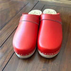 Lotta wooden red clogs